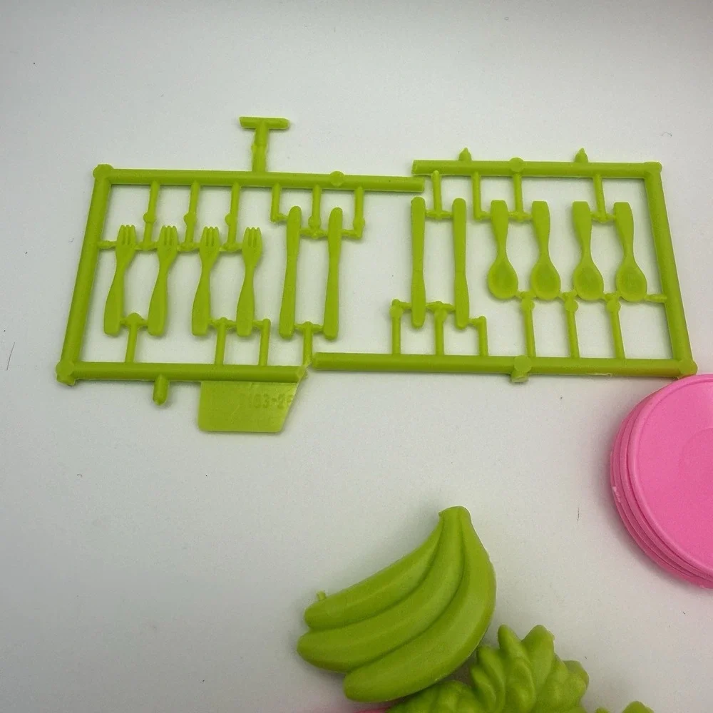 Barbie Hawaiian Ice Party Set Playset Accessories 1990 Pink & Green Fruit +